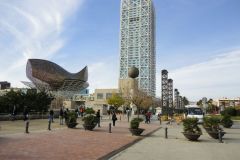 Hotel Arts and Frank Gehry Fish Sculpture, Port Olímpic, Barcelona