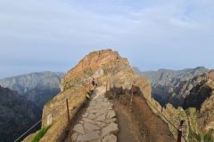 Narrow Ridge Trail on PR1 Vereda do Areeiro, Central Madeira