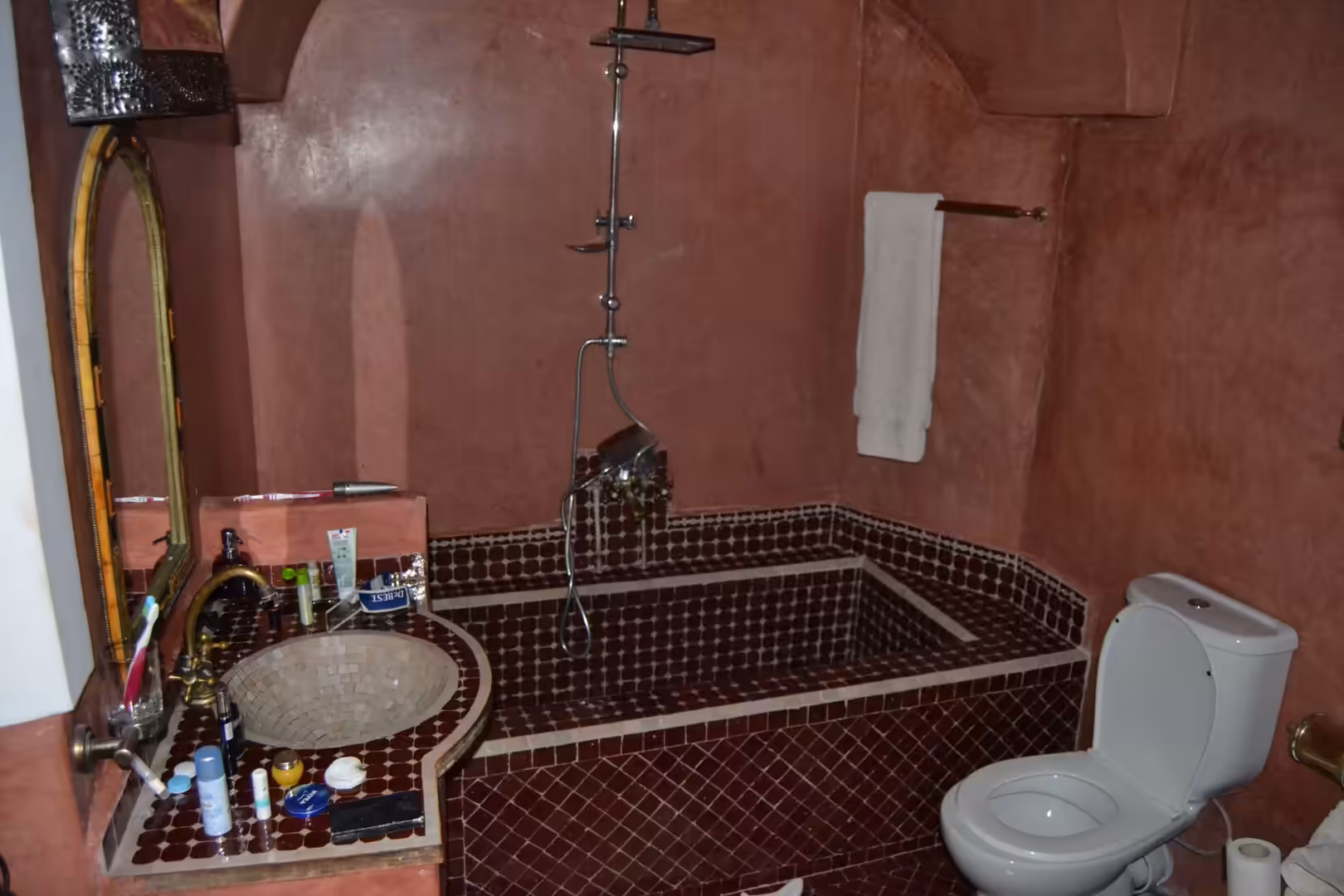 Traditional tiled bathroom with bathtub in a riad in Marrakech